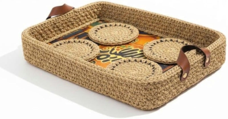 طقم صواني تقديم خشبية مع أربعة قواعد أكواب مكرمية، مقاس 30 × 40 سم، للاستخدام المنزلي، مظهر أنيق مصنوع يدويًا لتنظيم الطاولة اليومية ولمسة عصرية للديكور.